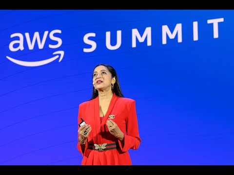 AWS Summit 2023 Day 1 기조 연설 - 함기호, 난디니 라마니 (AWS), 오순영 금융AI센터장 (KB 국민은행), 이준영 엔지니어링 수석 부대표 (야놀자)