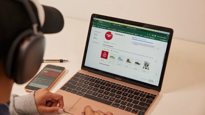 Unwrap Innovation: How Sellers and Buyers Use AI to Brighten the Holidays